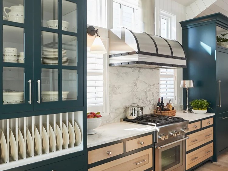 custom-modern-kitchen-design-features Custom kitchen design with navy cabinetry and marble backsplash